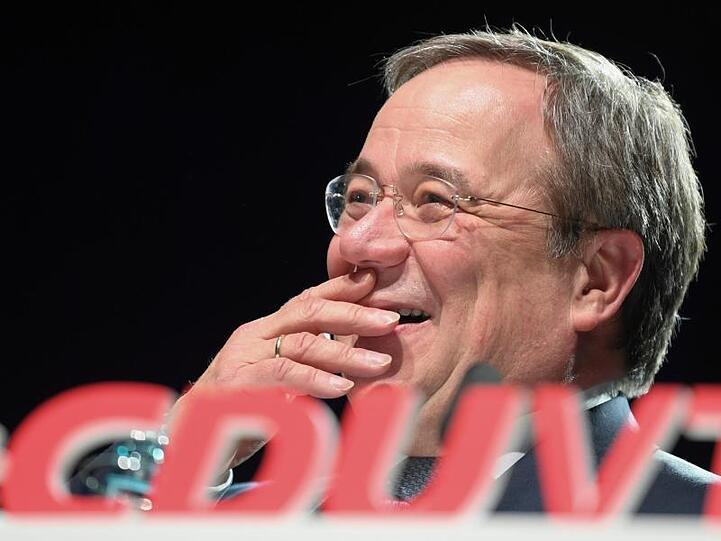 Lächelt verschmitzt - und schweigt: Armin Laschet, NRW-Ministerpräsident und einer der drei aussichtsreichen Kandidaten für den CDU-Vorsitz.