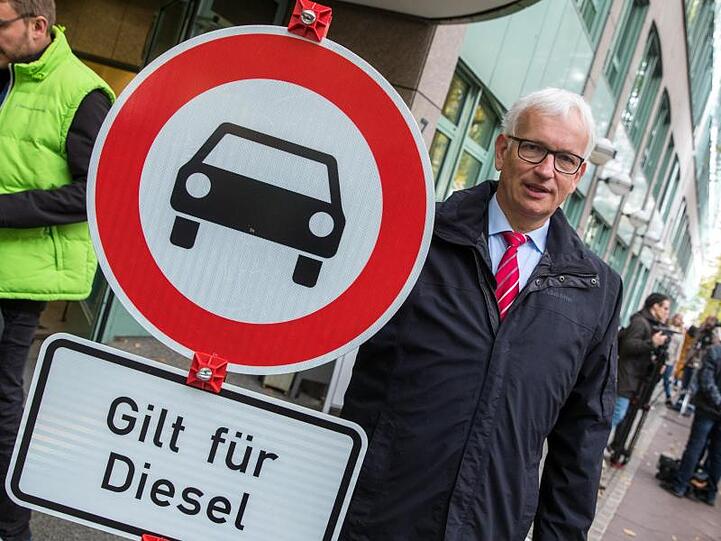 Geschäftsführer Jürgen Resch hatte jüngst erklärt, das zuständige Finanzamt habe die Gemeinnützigkeit der Deutschen Umwelthilfe gerade erst bestätigt.