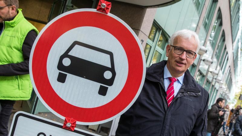 Geschäftsführer Jürgen Resch hatte jüngst erklärt, das zuständige Finanzamt habe die Gemeinnützigkeit der Deutschen Umwelthilfe gerade erst bestätigt. Geschäftsführer Jürgen Resch hatte jüngst erklärt, das zuständige Finanzamt habe die Gemeinnützigkeit der Deutschen Umwelthilfe gerade erst bestätigt.