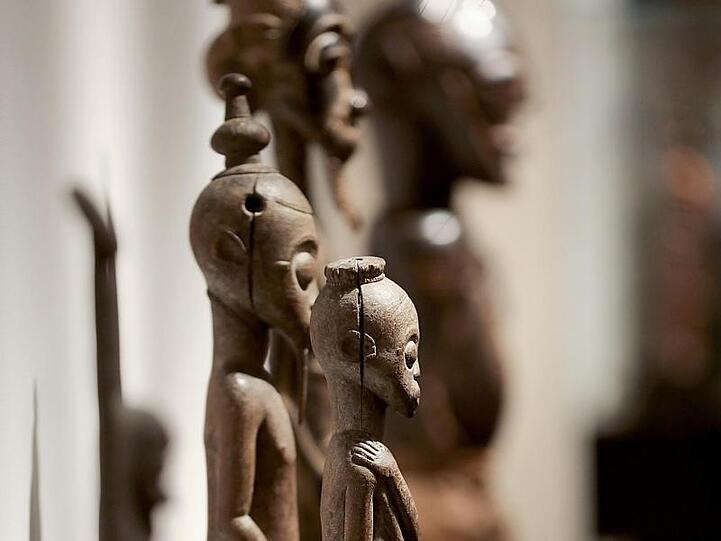 Afrikanische Figuren auf der Kunstmesse TEFAF in Maastricht.