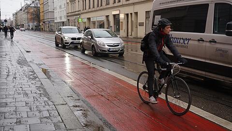 Auch bei Schmuddelwetter wird der Radweg an der Fraunhoferstraße genutzt - eher von Hartgesottenen. (Archiv)