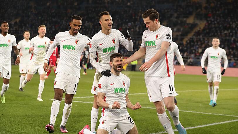 Augsburgs Torschütze Daniel Caligiuri (M, unten) feiert seinen Treffer zum 0:1.
