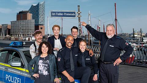 Das "Großstadtrevier"-Team - inklusive der Neuen: Harry Möller (Maria Ketikidou, v.l.), Lukas Petersen (Patrick Abozen), Bente Hinrichs (Sinha Melina Gierke) und Helmut Husmann (Torsten Münchow). Nils Sanchez (Enrique Fiß, h.l.), Frau Küppers (Saskia Fischer) und Daniel Schirmer (Sven Fricke).