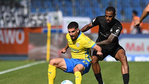 Braunschweigs Fabio Di Michele Sanchez (l) schirmt den Ball gegen Fürths Marlon Mustapha ab.