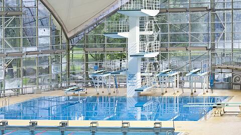 Bei den Umkleiden der Olympiaschwimmhalle belästigte ein 32-Jähriger am Sonntag eine Frau. (Archivbild)