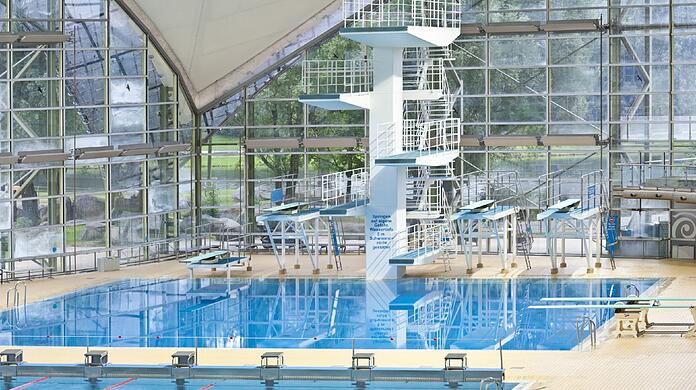 Bei den Umkleiden der Olympiaschwimmhalle belästigte ein 32-Jähriger am Sonntag eine Frau. (Archivbild)