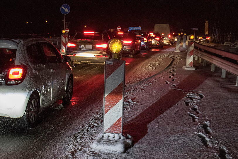 Bilder vom Donnerstagabend: Der Verkehr staut sich auf der A8.