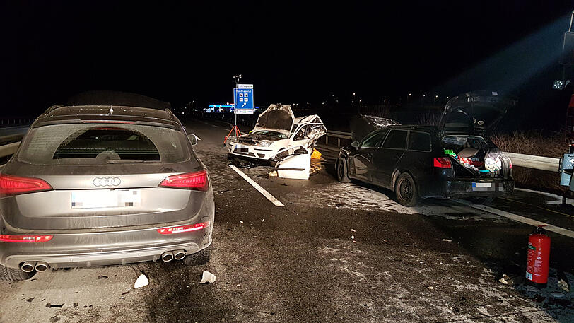 Der weiße Wagen war unbeleuchtet auf dem rechten Fahrstreifen unterwegs. Ein anderer Autofahrer sah ihn zu spät und krachte hinein.