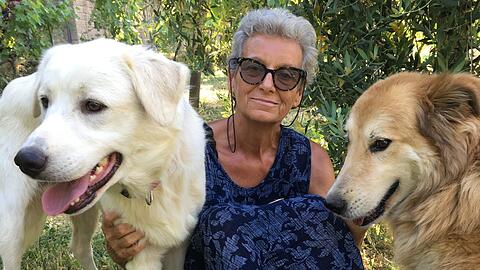 Zweitheimat Montemerano: Ex-Bürgermeisterin Sabine Csampai betreut auf ihrem Grundstück in der Toskana 40 Tiere, die sie "aus furchtbaren Verhältnissen gerettet" hat. Darunter Hunde, Katzen, Hühner, Schafe, Bienen und ein Schwein.