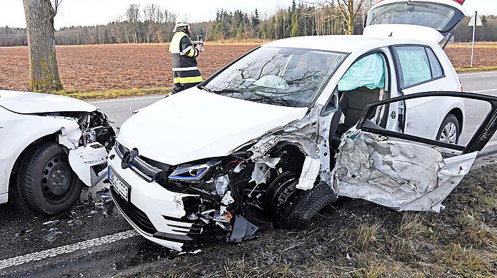 An den beiden beteiligten Pkw entstand Totalschaden, der Lkw wurde ebenfalls erheblich beschädigt - insgesamt schätzt die Polizei den Sachschaden auf etwa 45.000 Euro.