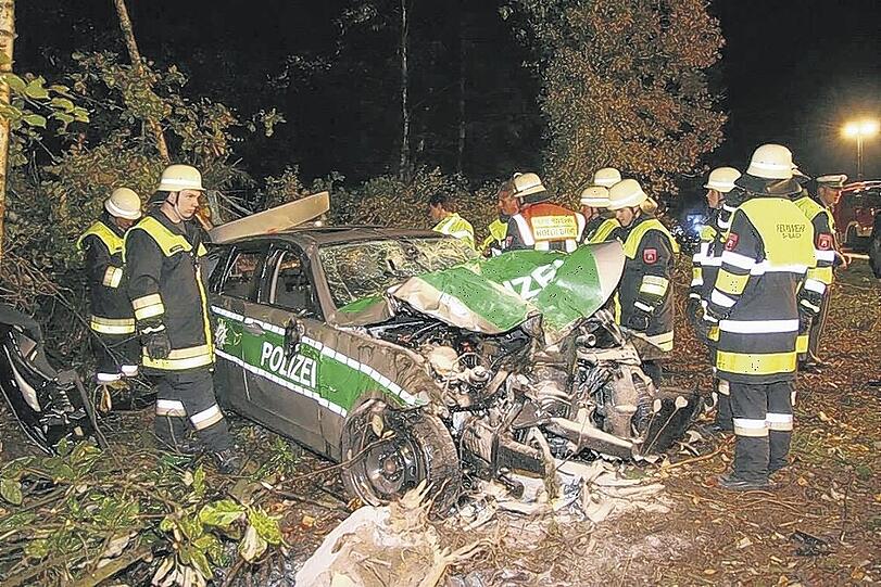 Die Unfallstelle: Der Polizeiwagen wurde total zertrümmert.