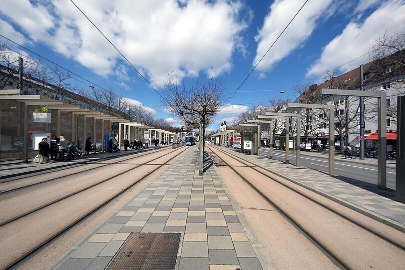 Verkehrsgerecht optimiert: Die neue Bus- und Tramhaltestelle am Romanplatz, für das das schöne alte Tramhäusl weichen musste.