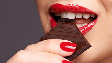 Was passiert eigentlich mit dem K&ouml;rper, wenn man regelm&auml;&szlig;ig Schokolade isst?