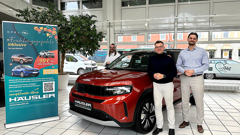 Die Häusler-Verkaufsberater David Meßmer, Aramis Sacanell und Yannik Thomsen mit dem neuen Opel Frontera.