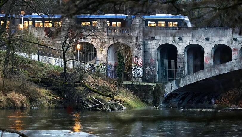 Eine Tram &uuml;ber der Tivolibr&uuml;cke, die eigentlich Max-Joseph-Br&uuml;cke hei&szlig;t.