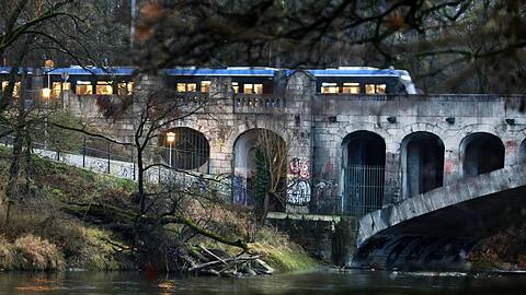 Eine Tram &uuml;ber der Tivolibr&uuml;cke, die eigentlich Max-Joseph-Br&uuml;cke hei&szlig;t.