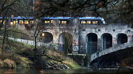 Eine Tram &uuml;ber der Tivolibr&uuml;cke, die eigentlich Max-Joseph-Br&uuml;cke hei&szlig;t.