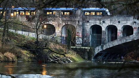 Eine Tram &uuml;ber der Tivolibr&uuml;cke, die eigentlich Max-Joseph-Br&uuml;cke hei&szlig;t.