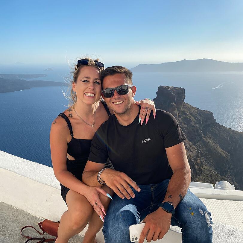 Ihr gro&szlig;es Gl&uuml;ck: Christos. Zusammen haben sie auch eine Stra&szlig;enkatze adoptiert. Bald geht es f&uuml;r das Paar vor den Traualtar.