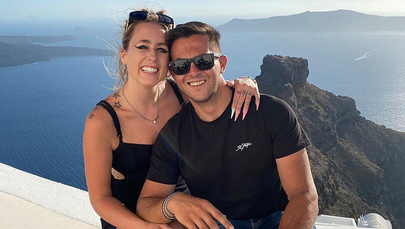 Ihr gro&szlig;es Gl&uuml;ck: Christos. Zusammen haben sie auch eine Stra&szlig;enkatze adoptiert. Bald geht es f&uuml;r das Paar vor den Traualtar.