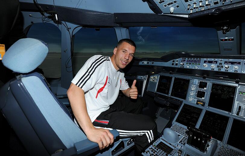 Die DFB-Elf hat sich bei Lufthansa das Cockpit des A-380 angesehen. Die Bilder.