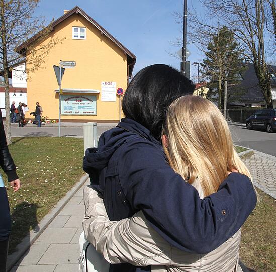 Es mag Trost geben, aber keine Erklärungen: Erschüttert stehen zwei Kraillingerinnen vor dem Haus, in dem das Verbrechen passiert ist.