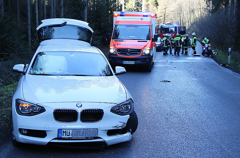 Bilder vom Unfallort in Gars am Inn. Ein Motorradfahrer geriet auf die Gegenfahrbahn und kollidierte mit einem BMW.