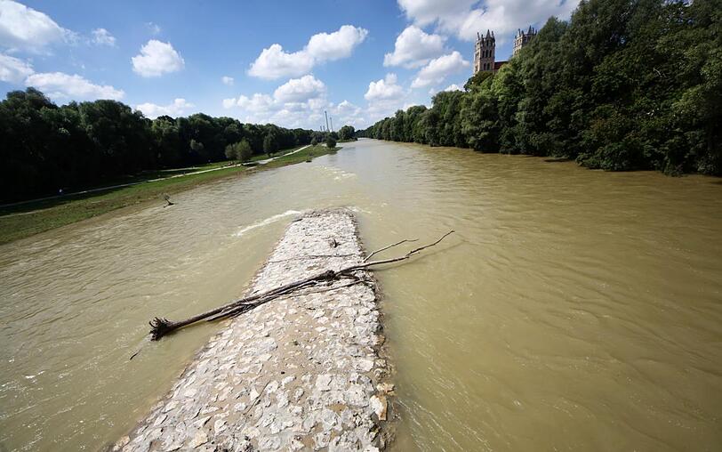 Ein reißender Strom: das Isar-Hochwasser von der Reichenbachbrücke aus gesehen am Sonntagmittag.