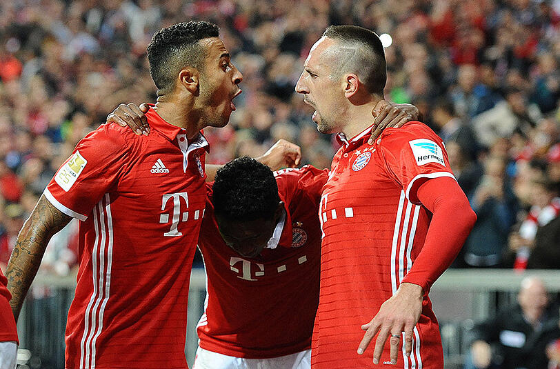 Thiago (l.) - Note 2: In der ersten Halbzeit fehlte ihm noch die Effizienz. Dann klaute er Souza den Ball, traf zum 2:0 und bereitete Robbens 3:0 vor.