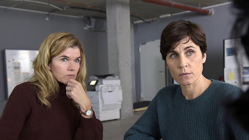 "Tödliche Geheimnisse - Das Versprechen": Karin (Anke Engelke, l.) und Rommy (Nina Kunzendorf) finden heraus, wer den Preis für günstig gebauten Wohnraum im boomenden Berlin bezahlt "Tödliche Geheimnisse - Das Versprechen": Karin (Anke Engelke, l.) und Rommy (Nina Kunzendorf) finden heraus, wer den Preis für günstig gebauten Wohnraum im boomenden Berlin bezahlt
