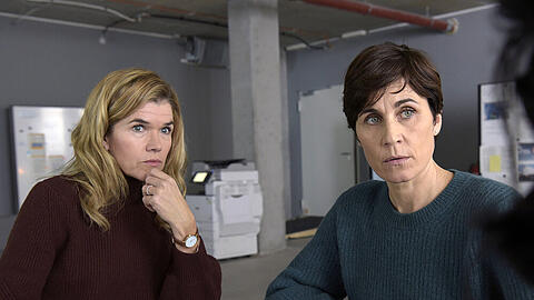 "Tödliche Geheimnisse - Das Versprechen": Karin (Anke Engelke, l.) und Rommy (Nina Kunzendorf) finden heraus, wer den Preis für günstig gebauten Wohnraum im boomenden Berlin bezahlt
