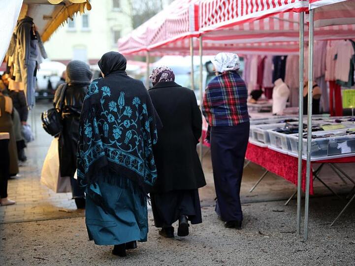 So weit das schmale Geld reicht: Frauen beim Einkaufen auf einem Wochenmarkt in Duisburg-Bruckhausen.