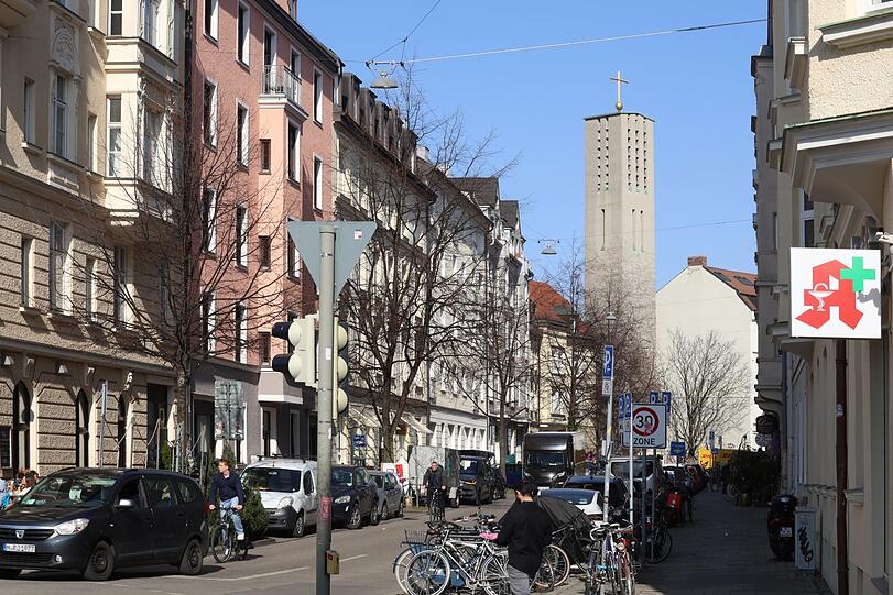 Blick in die Breisacher Straße mit St. Elisabeth im Hintergrund.