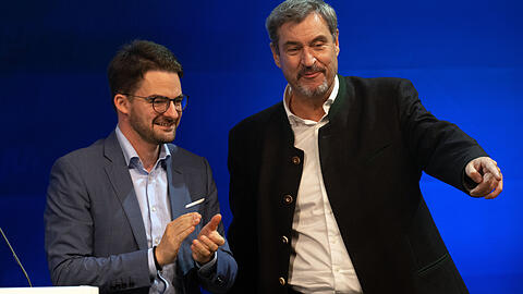 Manuel Knoll (l.), Vorsitzender der Jungen Union Bayern und neuer Staatsminister f&uuml;r Jugend und Demokratie, mit Ministerpr&auml;sident Markus S&ouml;der (CSU).