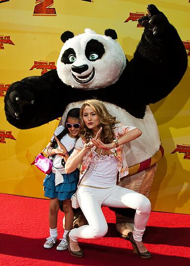 Susan Sideropoulos ist schwanger wie Panda: Auf dem roten Teppich in Berlin präsentiert die Schauspielerin ihren Baby-Bauch. Hape Kerkeling und Jack Black liefern sich einen Kampf für die Fotografen. Die Bilder von der Filpremiere für den Animationsfilm "Kung Fu Panda 2".