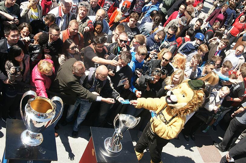 Da ist das Ding! Bei der "Trophy Bus Parade" der UEFA tourt das Objekt der Begierde, der Champions League-Pokal, am Montag gemeinsam mit zahlreichen Promis durch München - sehen Sie hier die Bilder.