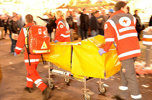 Die Sanitäter vom Münchner Roten Kreuz rückten rund 3.000 Mal mit ihrer gelben Fahrtrage aus. 8.431 Wiesngänger mussten versorgt werden. Eine positive Bilanz - 2011 waren es über 10.000 Einsätze gewesen.