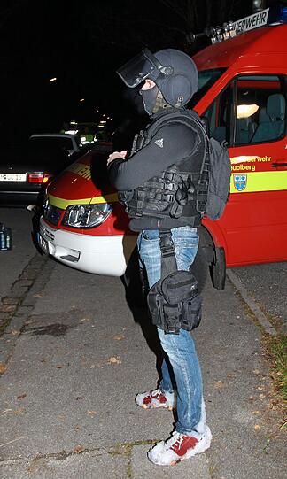 Bei einer Explosion in einem Einfamilienhaus im Münchner Vorort Neubiberg ist ein junger Mann sehr schwer verletzt worden. Der 19-Jährige hielt sich im Keller auf, wo die Explosion stattfand. Außer dem 19-Jährigen waren noch dessen 21-jähriger Bruder und der Großvater im Haus. Die beiden blieben unverletzt. Bilder vom Unglücksort.
