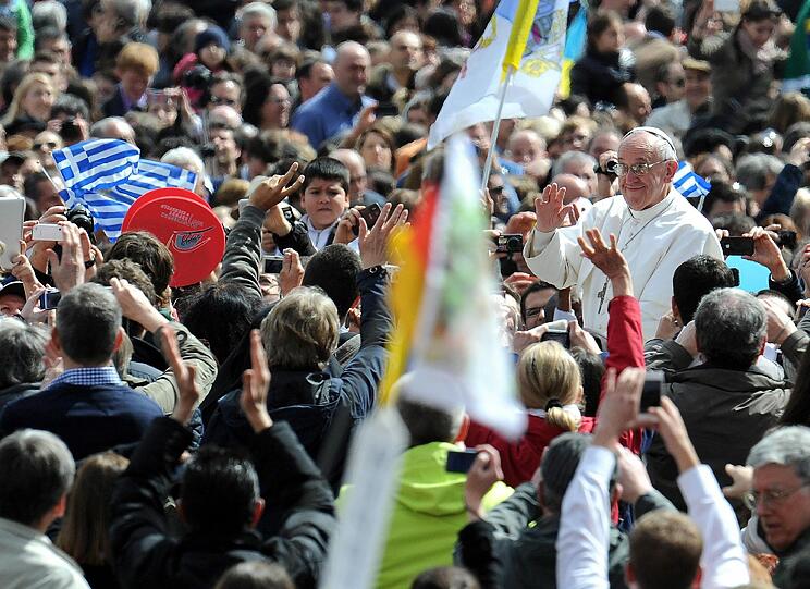 Papst Franziskus nimmt ein Bad in der Menge.