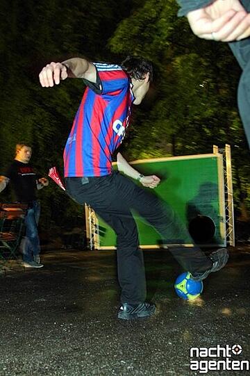 Im Club Roxx konnten die Fußballfreunde bei "Münchens neuer Kult-Rock-Partyreihe" auch auf eine Torwand schießen. Mehr Bilder unter: www.nachtagenten.de
