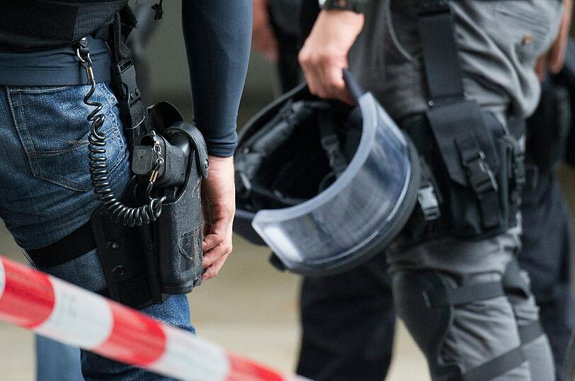 Geiseldrama in Ingolstadt: Ein bewaffneter Mann im Rathaus Geiseln genommen. Gegen 17.44 Uhr hat es sechs Schüsse im Rathaus gegeben!Die Geiselnahme ist beendet. Alle sind am Leben.