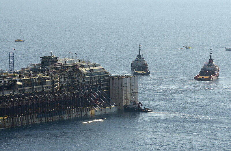 27.7.2014: Das Wrack des 2012 verunglückten Luxusliners "Costa Concordia" erreicht den Hafen von Genua, wo es verschrottet werden soll. Bei der Havarie waren 32 Menschen ums Leben gekommen, darunter zwölf Deutsche.