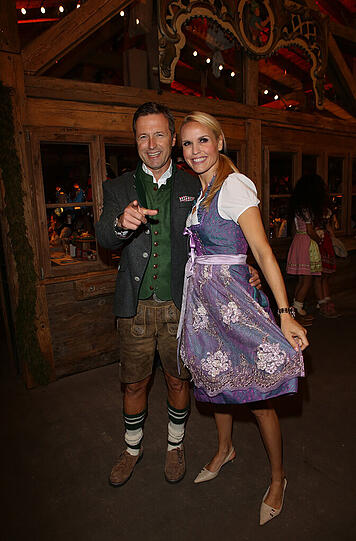 Tamara Sedmak mit Ehemann Norbert Dobeleit im KÄfer-Zelt.