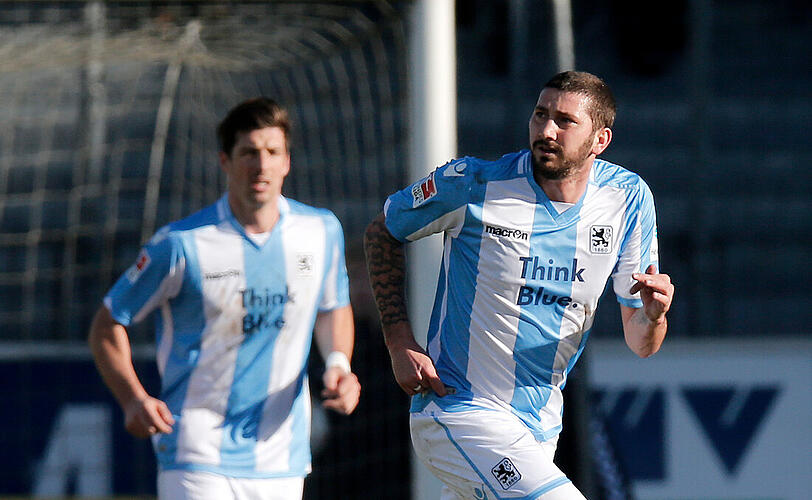 Stehen auch im Pflichtspiel nach der Winterpause in der Startelf: Stürmer Sascha Mölders (r.) und im Hintergrund Innenverteidiger Jan Mauersberger.