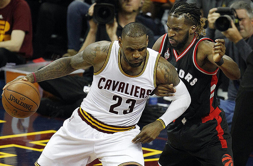 Forward LeBron James von den Cleveland Cavaliers (links) im Duell mit Forward DeMarre Carroll von den Toronto Raptors.