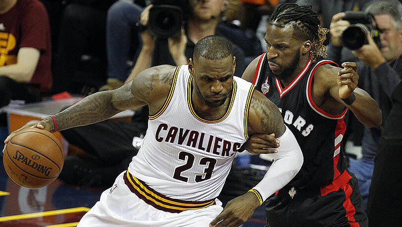 Forward LeBron James von den Cleveland Cavaliers (links) im Duell mit Forward DeMarre Carroll von den Toronto Raptors. Forward LeBron James von den Cleveland Cavaliers (links) im Duell mit Forward DeMarre Carroll von den Toronto Raptors.