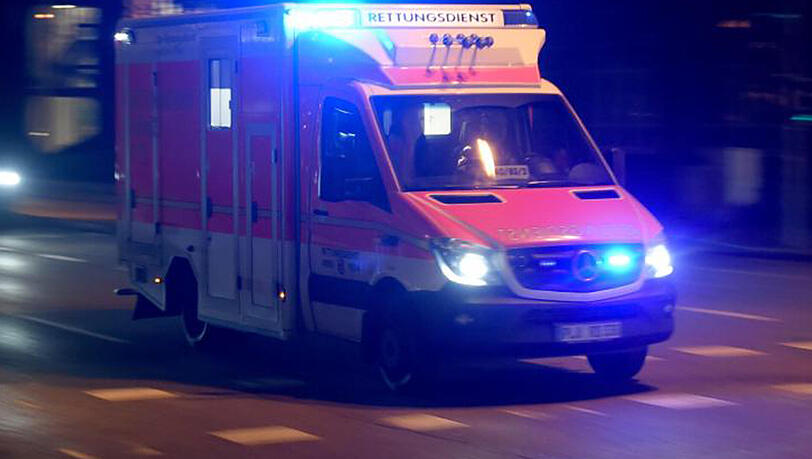 Ein Motorradfahrer ist frontal mit einem Bus zusammengeprallt - für ihn kam jede Hilfe zu spät. Ein Motorradfahrer ist frontal mit einem Bus zusammengeprallt - für ihn kam jede Hilfe zu spät.