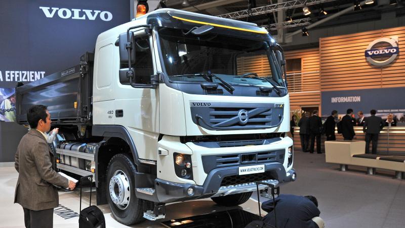 Volvo hatte in den wichtigsten Sparten Lastwagen und Baumaschinen deutlich mehr verkauft und verdient, während es bei den Bussen mauer aussah. Volvo hatte in den wichtigsten Sparten Lastwagen und Baumaschinen deutlich mehr verkauft und verdient, während es bei den Bussen mauer aussah.