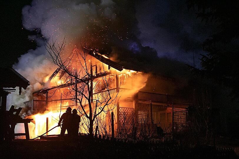 Bei dem Brand ist eine Person leicht verletzt worden, die Ursache für das Feuer ist noch unklar.