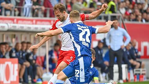 Benedikt Gimber von Regensburg (l) und Christoph Kobald von Karlsruhe kämpfen um den Ball.
